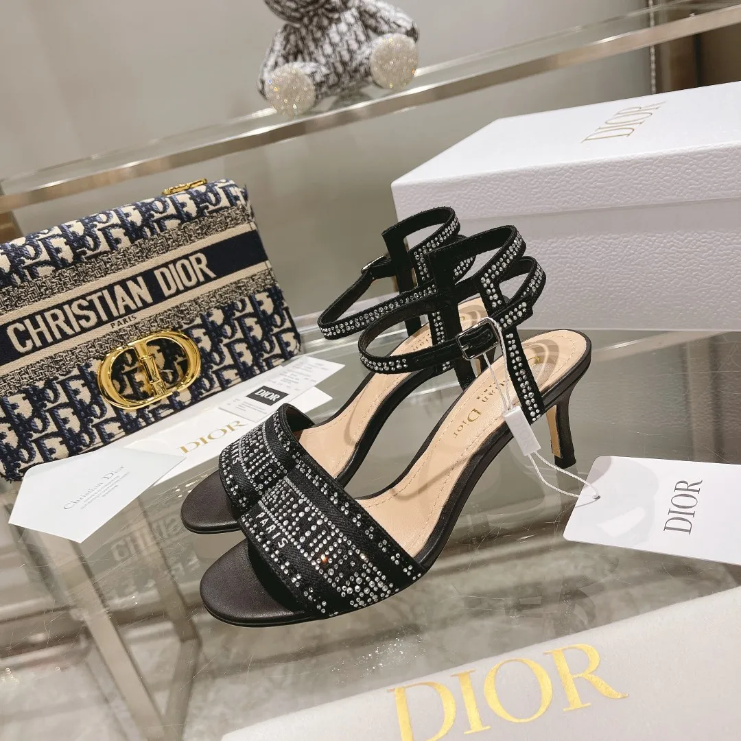 👟👟Ex-factory price 560👟👟 Original mold opening, 1:1 reproduction, using original Italian last, authenticity is as high as 99%, purchasing agent level, original order quality. The Dway heeled sandals reinterpret Dior's iconic piece for an elegant look. Crafted from cotton, it's embroidered with metallic threads and embellished with gold crystals, while the delicate band on the upper highlights the embroidered "CHRISTIAN DIOR" signature. The style is refined and enhanced with a 6.5cm heel, making it the ideal piece to pair with formal looks. ✅The upper is decorated with "CHRISTIAN DIOR" logo embroidery ✅Adjustable ankle straps with buckles ✅Heel height: 6.5cm. Made of imported leather ✅Outsole: original genuine leather outsole imported from Italy The sole is decorated with Christian Dior's lucky star symbol ✅Size: 35-40 ✅Packaging: full set of original counter packaging